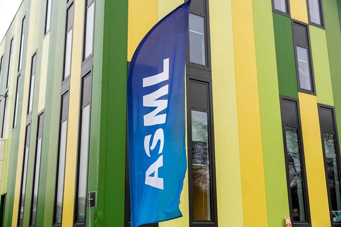 AI Hardware Boom: How ASML's Photolithography Dominance Fuels the Semiconductor Supply Chain