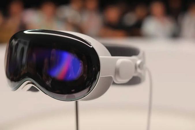 Apple VP Behind Vision Pro and Smart Glasses Leaves for OpenAI's Hardware Team