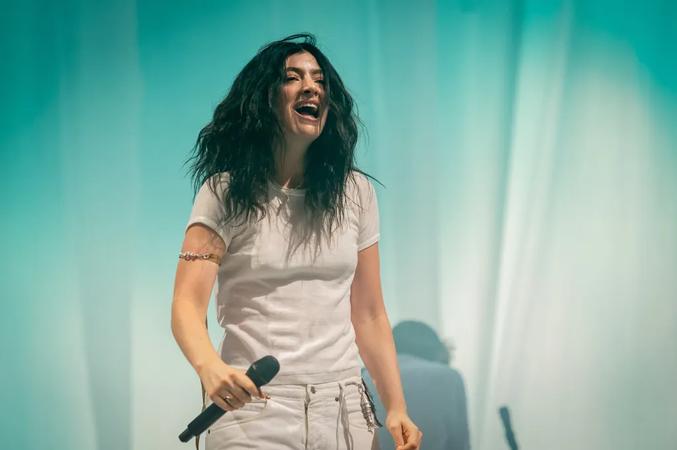 Lorde Slams Meta’s AI Glasses at Mad Cool Festival, Calls Them a Privacy Nightmare