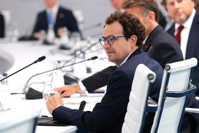 Tech Leaders Call for AI Safety Measures as Industry Debates Slowing Advancement